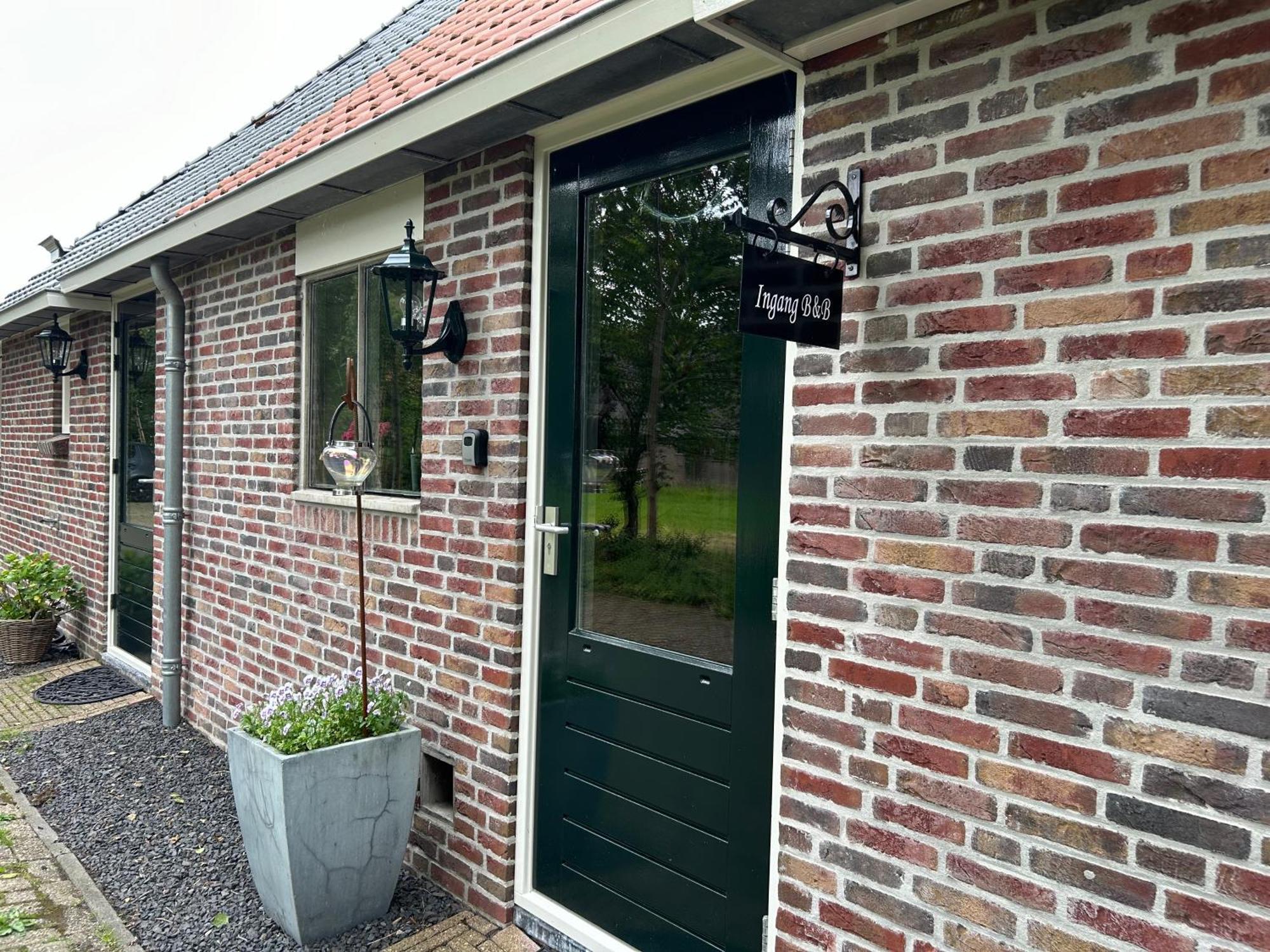 T'Hus Bed & Breakfast Katlijk Экстерьер фото